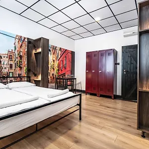 https://varsavia-hostel.warsawhotelspoland.com